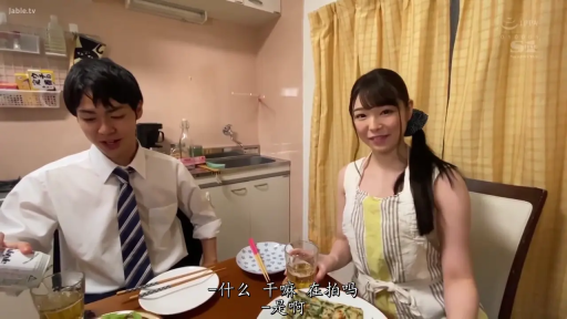 坐姿 · 中景 · 微笑 · 中文字幕 · 厨房餐厅 · 白衬衫领带 · 用餐倒酒 · 餐具酒杯