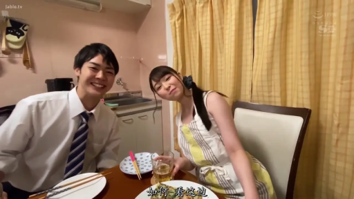 坐姿 · 微笑 · 半身 · 居家 · 厨房 · 啤酒 · 围裙 · 饮酒用餐