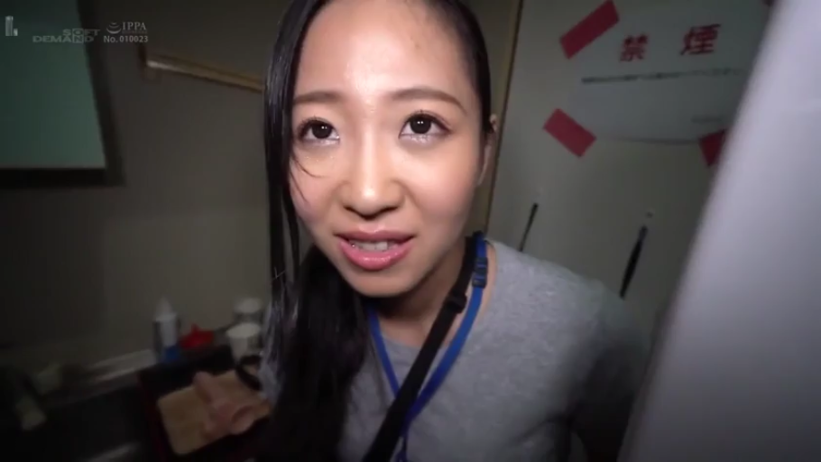 室内 · 脸部特写 · 灰色长袖T恤