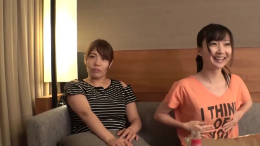 坐姿 · 沙发 · 微笑 · 半身 · 撫摸胸部 · 双人 · 飲料瓶 · 休闲T恤