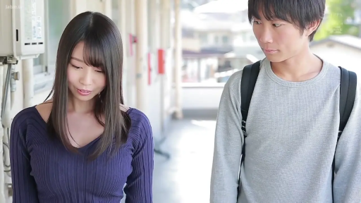 交谈 · 站立 · 微笑 · 半身 · 走廊 · 针织衫 · 背包