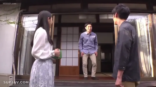 交谈 · 站立 · 碎花长裙 · 自然 · 远景 · 剧情向 · 水杯 · 日式传统建筑