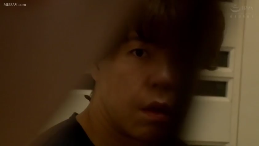 室内 · 脸部特写 · 凝视 · 黑色T恤 · 惊讶 · 正面 · 男优