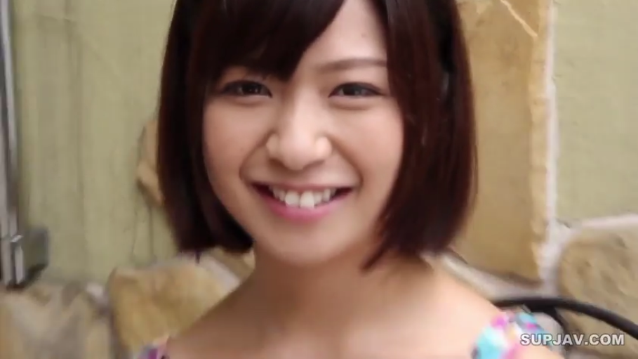 脸部特写 · 面对镜头 · 户外 · 短发 · 正脸 · 甜美笑容 · 彩色碎花裙