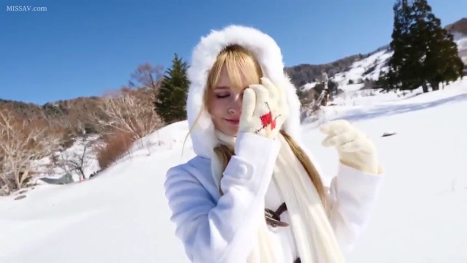 Standing Posture · Half-body · Sweet smile · Gloves · Blue sky · 整理发型 · 户外雪地 · 白色冬装