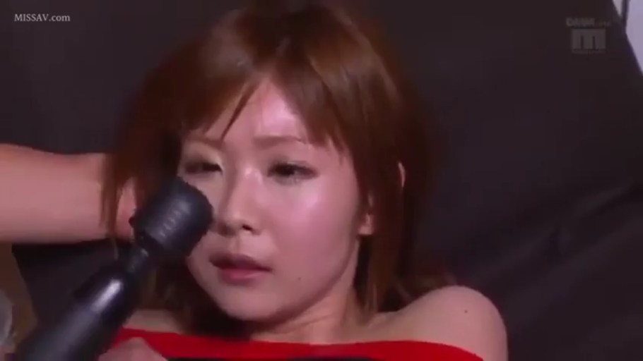 室内 · 脸部特写 · 迷离 · 成人内容 · 躺姿 · 挑逗 · 按摩器 · 红色抹胸