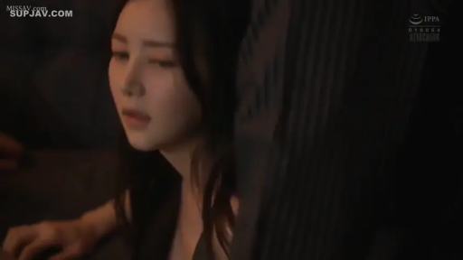 室内 · 脸部特写 · 迷离 · 喘息 · 侧卧 · 露肩装 · 暗调