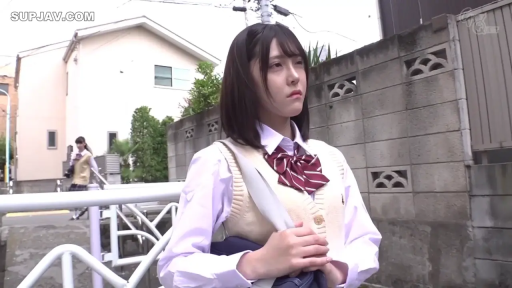 憂鬱 · 站立 · 中景 · JK制服 · 户外 · 單肩包 · 步行