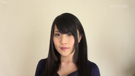 室内 · 微笑 · 面部特写 · 注视 · 长发 · 正面 · 深蓝色上衣