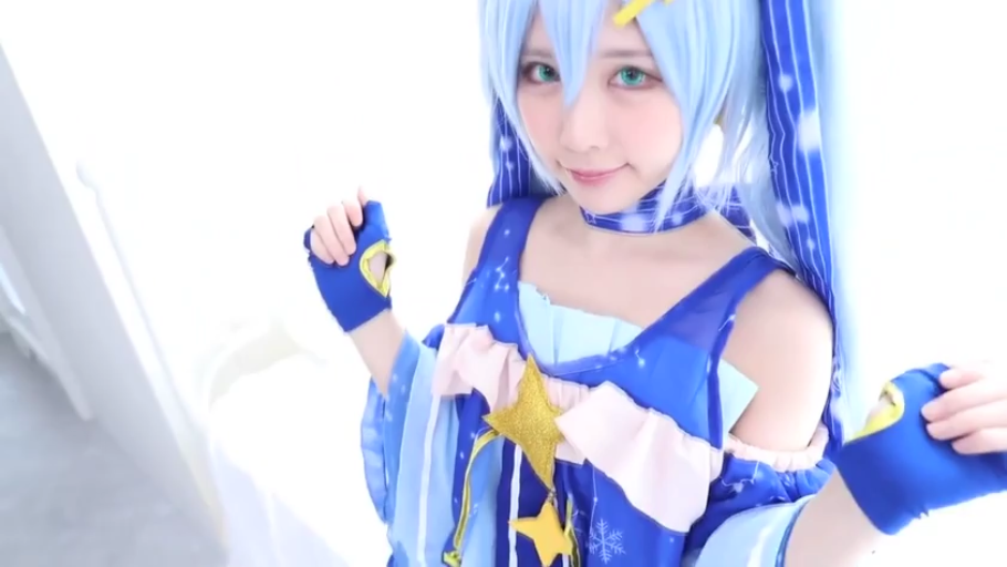 室内 · 角色扮演 · 甜美 · 站姿 · 摆拍 · 上半身 · 假发 · 蓝色Cosplay服装