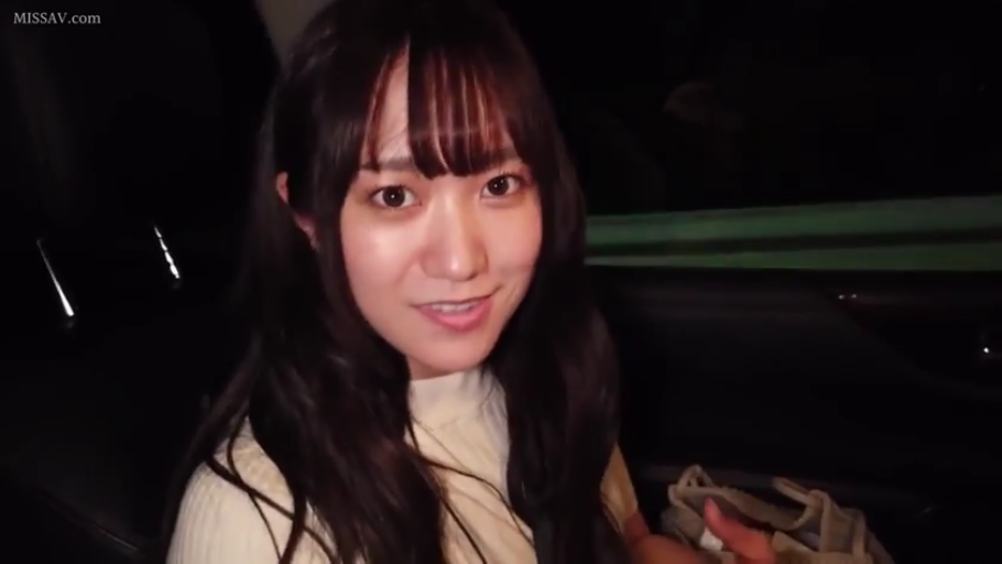 坐姿 · 脸部特写 · 微笑 · 白色针织上衣 · 看向镜头 · 车内 · 安全带 · 夜色