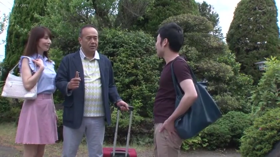 交谈 · 站立 · 行李箱 · 自然 · 劇情 · 遠景 · 户外花园 · 襯衫短裙