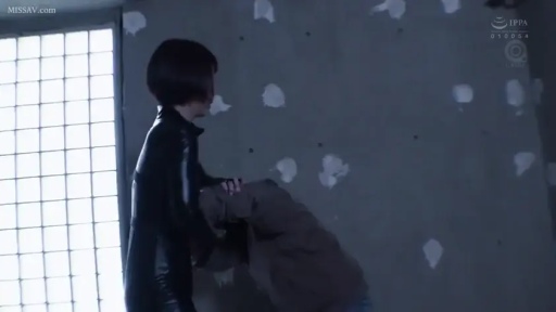 室内 · 侧面 · 站立 · 短发 · 冷淡 · 紧身衣 · 施暴