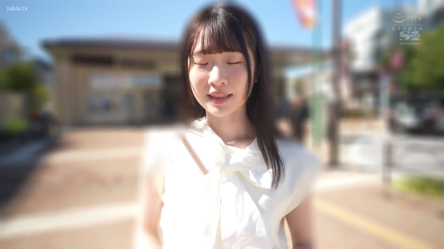 站立 · 半身特写 · 长发 · 看向镜头 · 甜美微笑 · 户外街头 · 白色蝴蝶结衬衫 · 单肩包背带