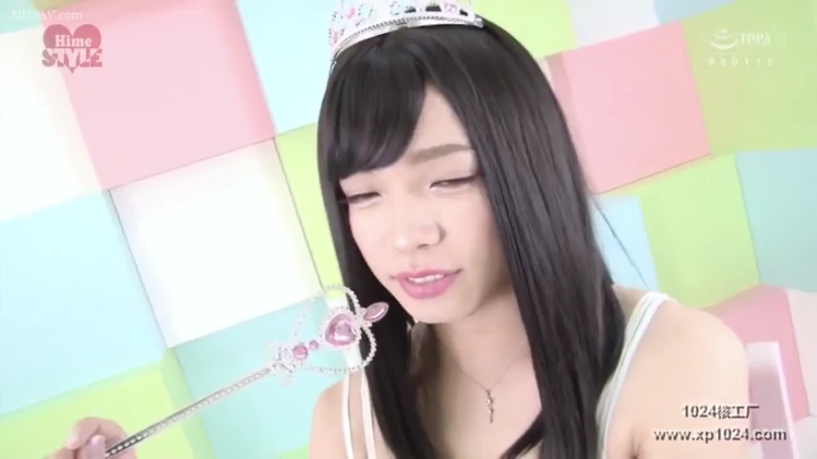 室内 · 坐姿 · 脸部特写 · 微笑 · 注视 · 白色吊带 · 伪娘 · 仙女棒