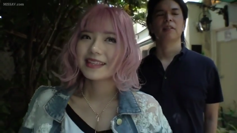 站姿 · 黑色POLO衫 · 近景 · 户外 · 散步 · 喜悦 · 粉色头发 · 挂脖项链