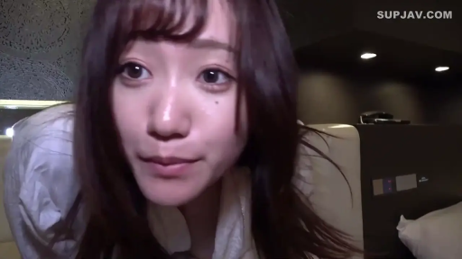 Indoor · 面部 · Bend over · 自然 · White top · Stare · 长发