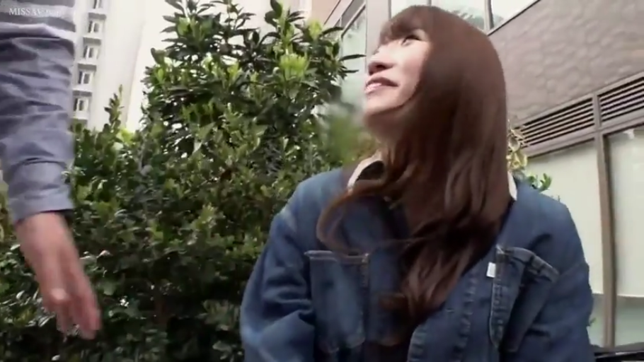 坐姿 · 微笑 · 半身特写 · 牛仔外套 · 户外公园 · 目光交流 · 日常随拍