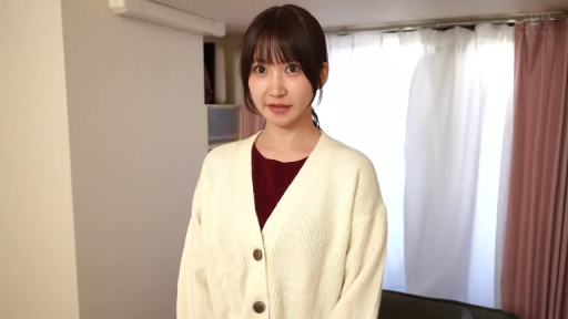 室内 · 站姿 · 面对镜头 · 自然 · 上半身 · 长发 · 针织开衫