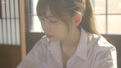 室内 · 坐姿 · 面部 · 平静 · 白衬衫 · 凝视 · 逆光