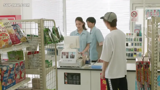 站立 · 自然 · 剧情 · 远景 · 便利店 · 便利店制服 · 收银机 · 结账