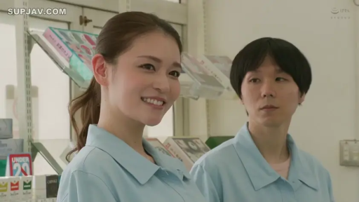 站立 · 中景 · 微笑 · 便利店 · 职场剧情 · 蓝色工作服 · 商品货架 · 侧看