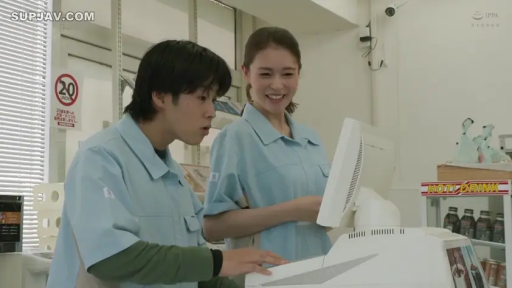 站立 · 微笑 · 半身 · 便利店 · 职场 · 收银机 · 浅蓝色工作服 · 操作收银机