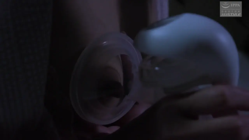 室内 · 昏暗 · 局部特写 · 手持 · 深色衣物 · 吸奶器 · 吸奶