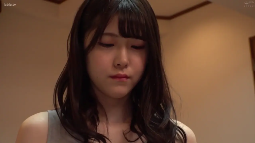 室内 · 面部 · 忧郁 · 站立 · 灰色背心 · 低头凝视 · 黑发