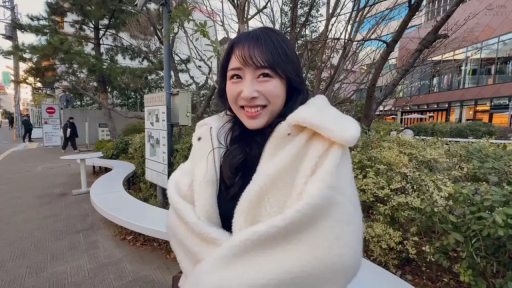 站立 · 中景 · 毛绒外套 · 户外街道 · 灿烂笑容 · 长椅 · 街拍 · 漫步