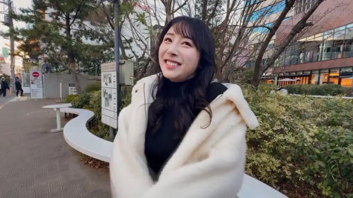 站立 · 半身像 · 户外街景 · 黑色高领毛衣搭配白色毛绒外套