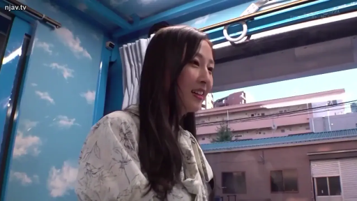 坐姿 · 交谈 · 中景 · 微笑 · 白天 · 碎花上衣 · 拉环扶手 · 公共交通工具内