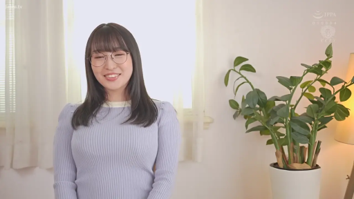 室內 · 毛衣 · 盆栽 · 微笑 · 半身 · 正坐 · 访谈介绍 · 字幕叠加