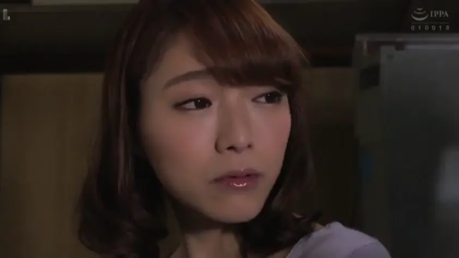 室内 · 面部 · 忧郁 · 站姿 · 注视 · 休闲服 · 女优