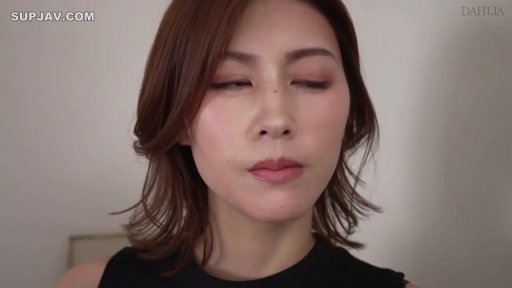 室内 · 面部 · 平静 · 注視 · 正面 · アジア人女性 · 黒いベスト