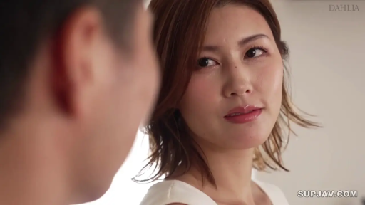 室内 · 顔部のクローズアップ · 白い上着 · 注視 · 对视 · 温柔微笑 · 男方背影