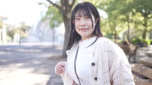 站立 · 上半身特写 · 公园 · 白色针织衫