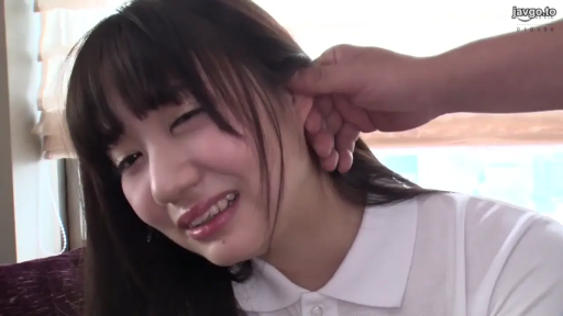 室內 · 坐姿 · 白色襯衫 · 痛苦 · 头部特写 · 齐刘海 · 揪耳朵