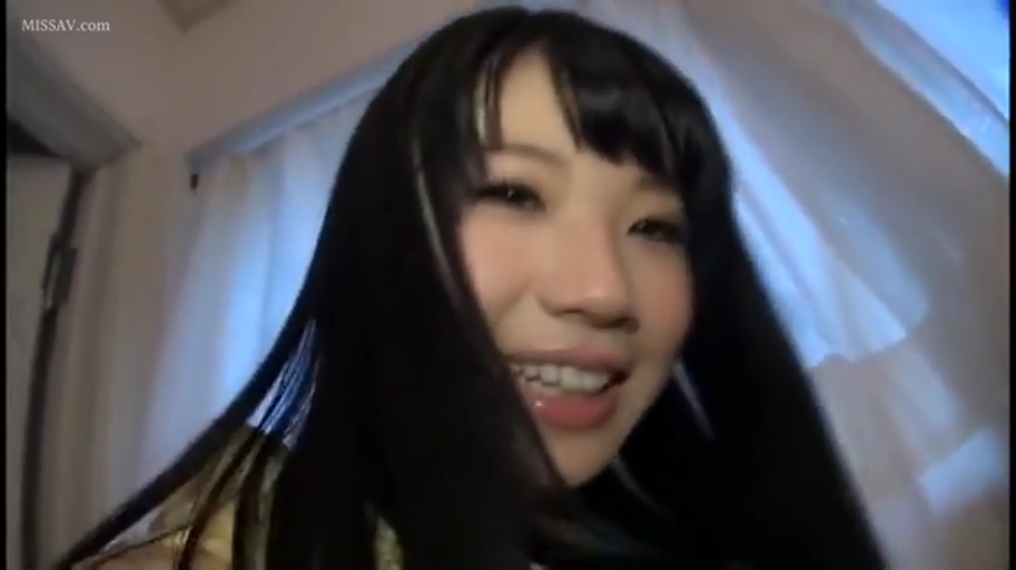 坐姿 · 面部 · 办公室 · 微笑 · 裸体 · 对视 · 俯视 · 工牌