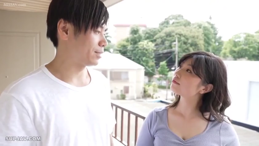 面部 · 站立 · 休闲装 · 交流 · 栏杆 · 温柔 · 日常 · 阳台