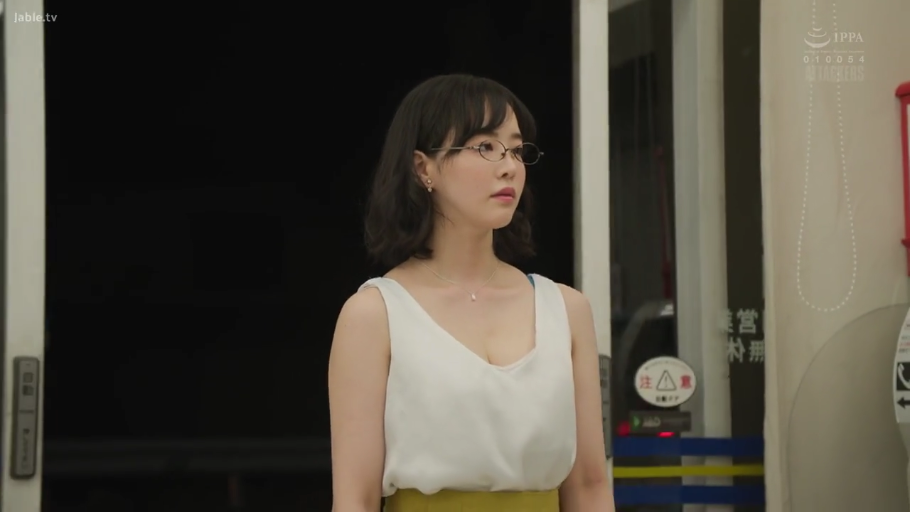 室内 · 真剣 · メガネ · 站立 · 半身 · 凝視 · 白色无袖上衣 · アジア人女性