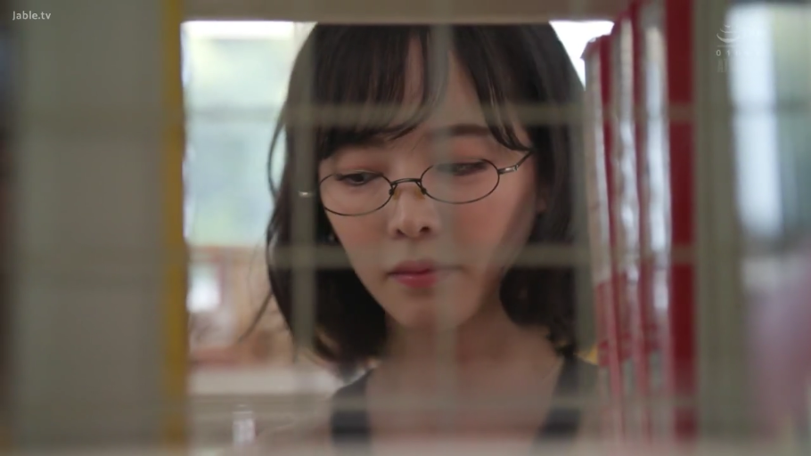 低头 · 眼镜 · 脸部特写 · 图书馆 · 黑色背心 · 恬静 · 寻找