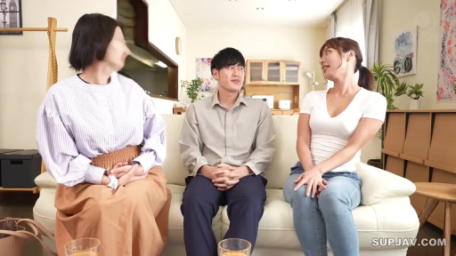 Sitting Posture · Conversation · Sofa · Smile · Living room · 多人 · Everyday clothes