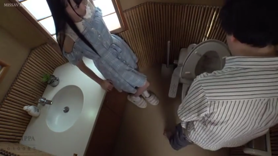 Stand · 平静 · 洗手间 · 连衣裙 · 俯拍 · Confrontation · toilet