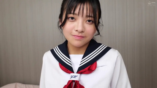 室内 · 脸部特写 · 微笑 · 水手服 · 注视镜头 · 清纯系 · 正面坐姿