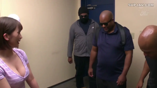 交谈 · 胸部特写 · 站立 · 走廊 · 笑容 · 多人场景 · 墨镜 · 紫色格子衫