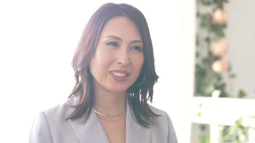 室内 · 微笑 · 项链 · 正坐 · 谈话 · 熟女 · 头部特写 · 职业正装