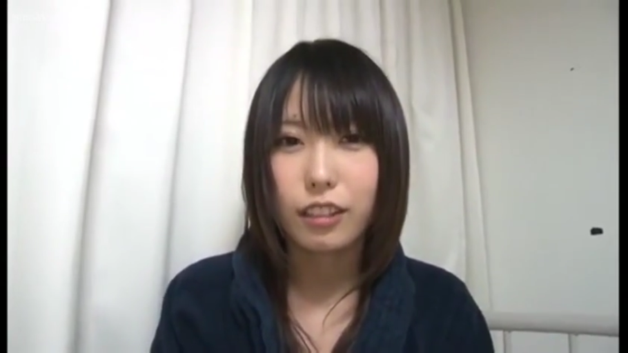 室内 · 座り姿勢 · 面部 · 平静 · 注視 · 窗帘 · 睡衣 · 黑发