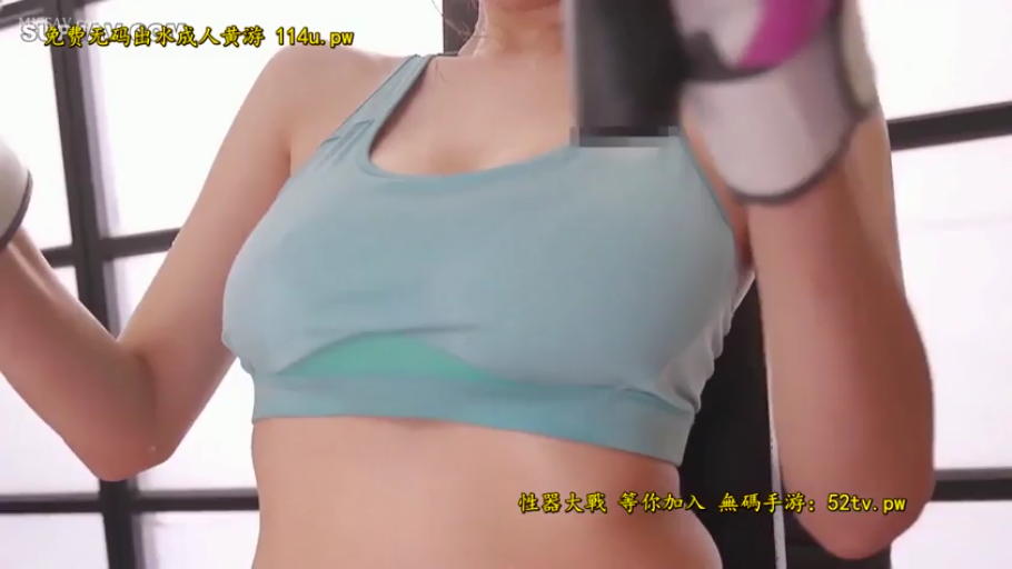 室内 · 胸部特写 · 运动背心 · 站姿 · 自然 · 汗水 · 使用按摩器 · 筋膜枪