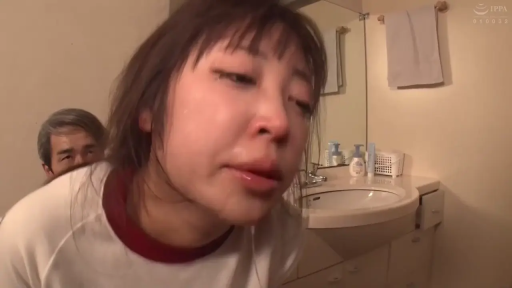 俯身 · 脸部特写 · 体操服 · 卫生间